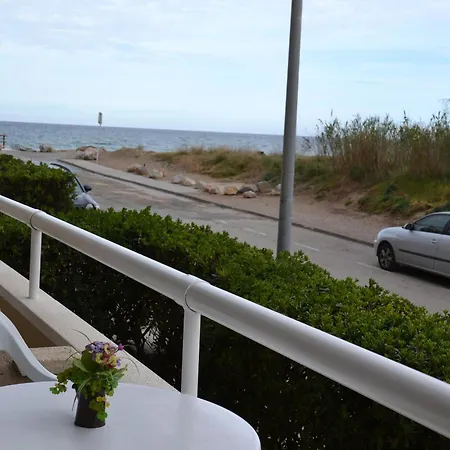 Acogedor En La Playa Con Acceso Directo Al Mar Y Piscina En - Es-323-22 *